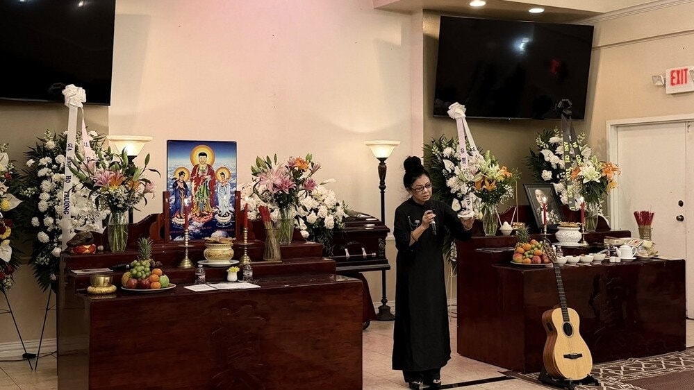 Tang lễ ca sĩ Kasim Hoàng Vũ tại Mỹ: Phút giây tiễn biệt đau lòng của mẹ ruột