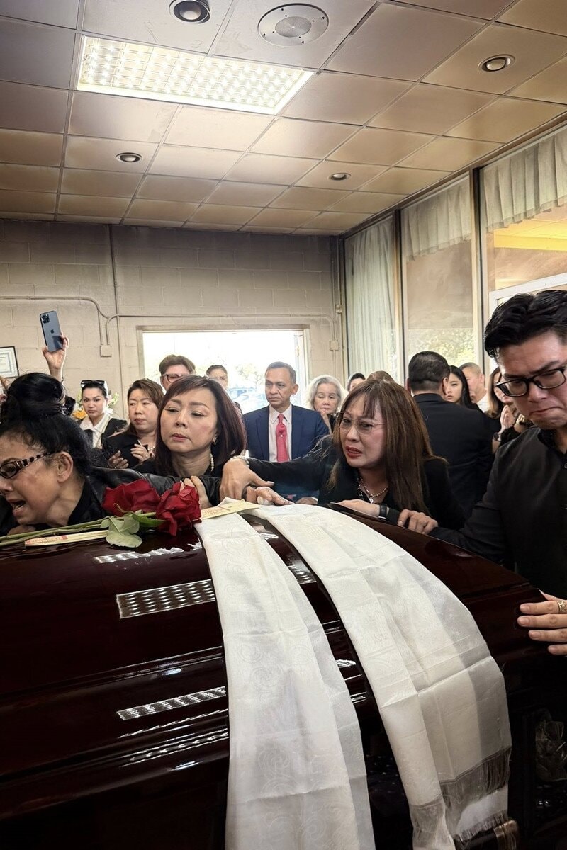 Tang lễ ca sĩ Kasim Hoàng Vũ tại Mỹ: Phút giây tiễn biệt đau lòng của mẹ ruột