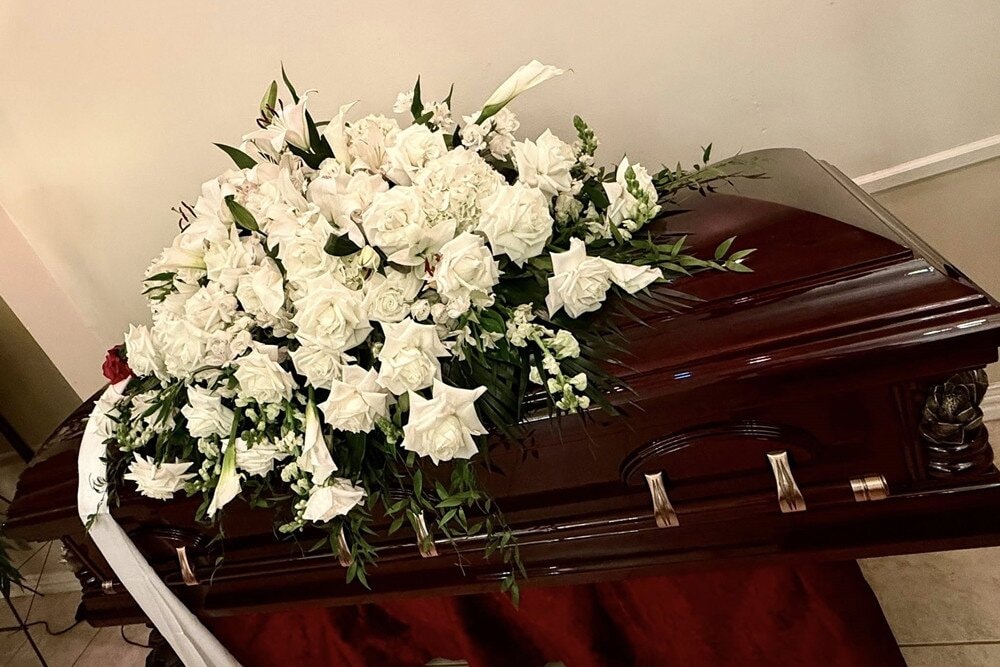 Tang lễ ca sĩ Kasim Hoàng Vũ tại Mỹ: Phút giây tiễn biệt đau lòng của mẹ ruột