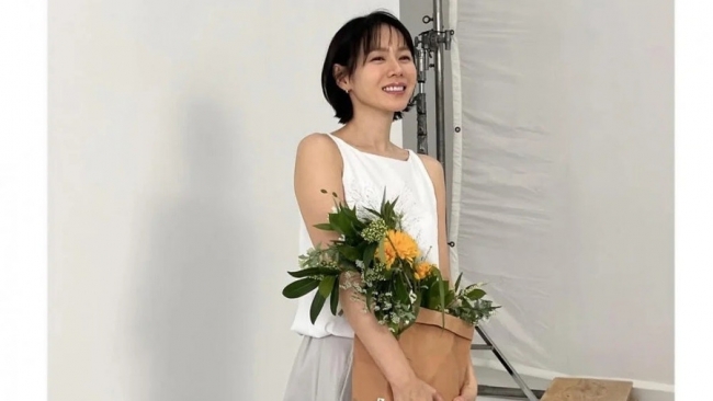 Son Ye Jin gây sốt với "vòng eo con kiến" ở tuổi U50