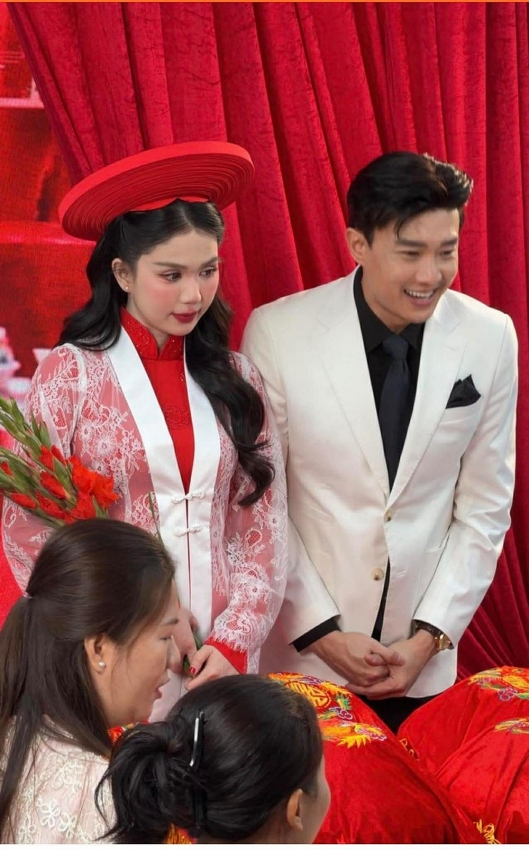 Quốc Trường thân mật Ngọc Trinh gây chú ý