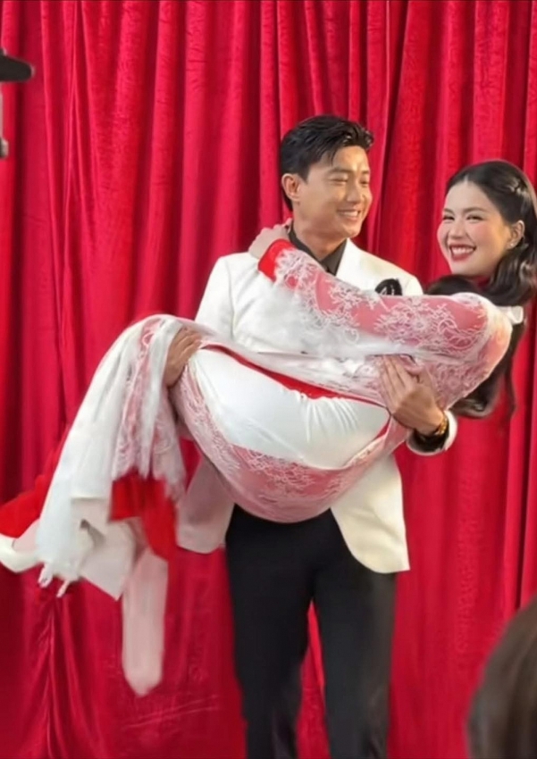 Quốc Trường thân mật Ngọc Trinh gây chú ý