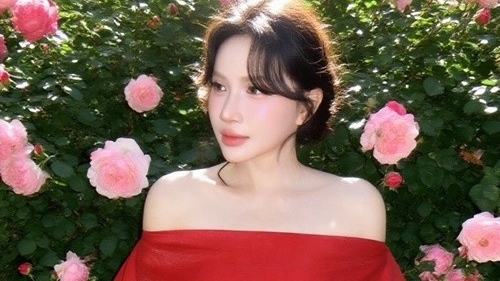 Khả Như biến hóa phong cách, ngày càng gợi cảm