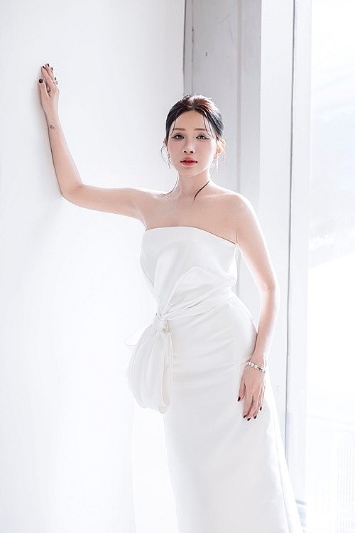 Khả Như biến hóa phong cách, ngày càng gợi cảm