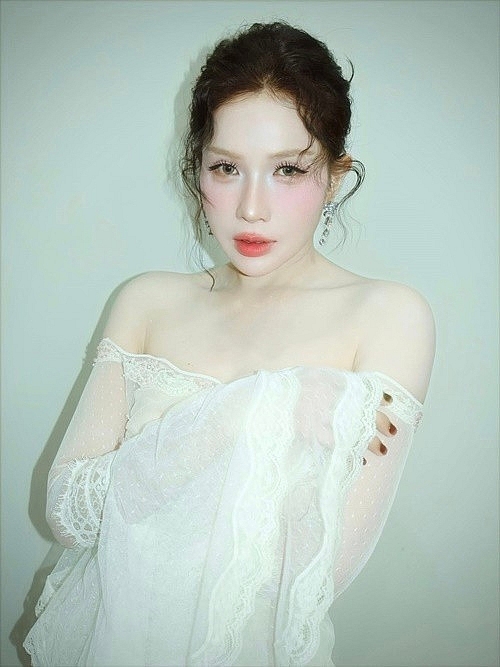 Khả Như biến hóa phong cách, ngày càng gợi cảm