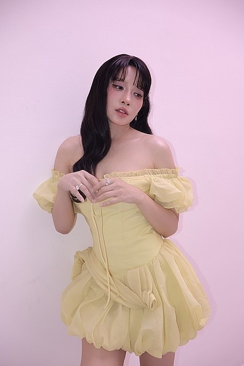 Khả Như biến hóa phong cách, ngày càng gợi cảm