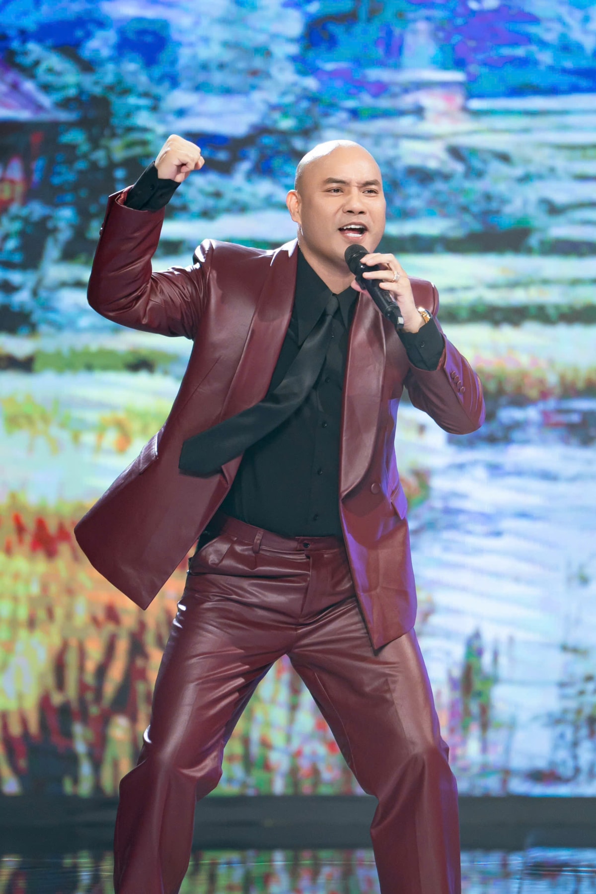 Ca sĩ Siu Black tái xuất rạng rỡ trên sân khấu sau 3 tháng điều trị chạy thận