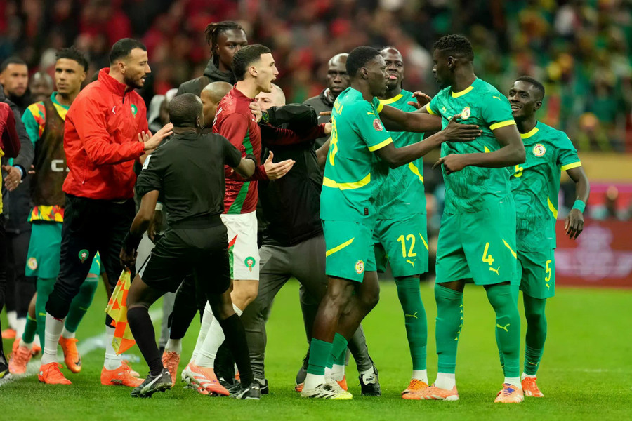 Cú ‘quay xe’ chưa từng có tiền lệ ở chung kết Cúp bóng đá châu Phi Cú ‘quay xe’ chưa từng có tiền lệ ở chung kết Cúp bóng đá châu Phi