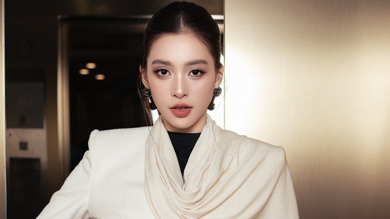 Hoa hậu Tiểu Vy gây sốt với giao diện đầy quyền lực