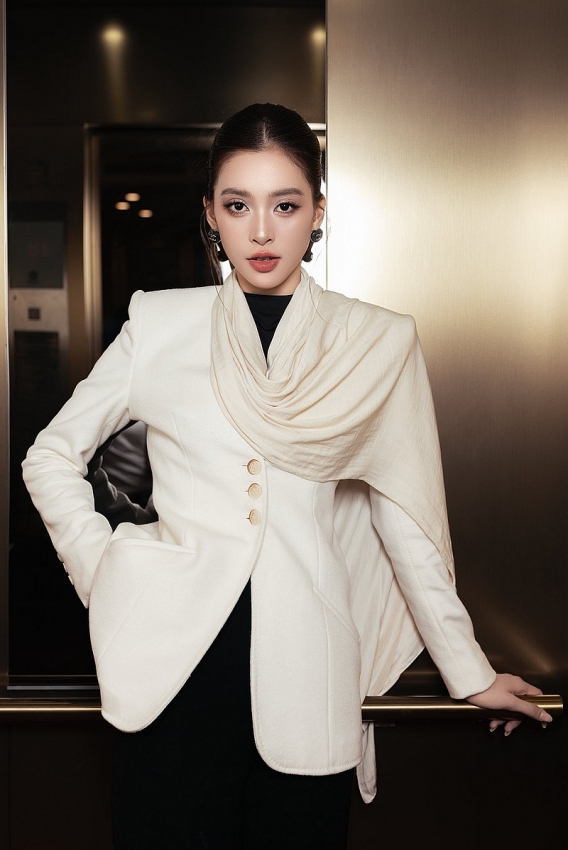 Hoa hậu Tiểu Vy gây sốt với giao diện đầy quyền lực