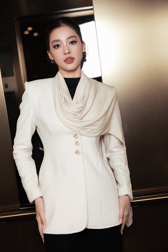 Hoa hậu Tiểu Vy gây sốt với giao diện đầy quyền lực