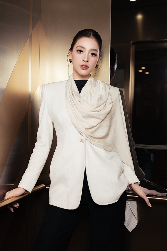 Hoa hậu Tiểu Vy gây sốt với giao diện đầy quyền lực