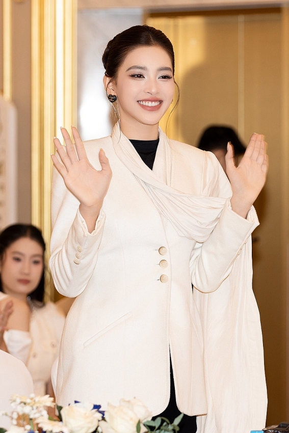 Hoa hậu Tiểu Vy gây sốt với giao diện đầy quyền lực