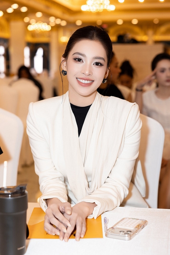 Hoa hậu Tiểu Vy gây sốt với giao diện đầy quyền lực