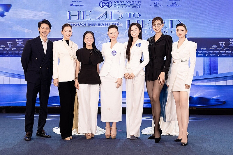 Hoa hậu Tiểu Vy gây sốt với giao diện đầy quyền lực