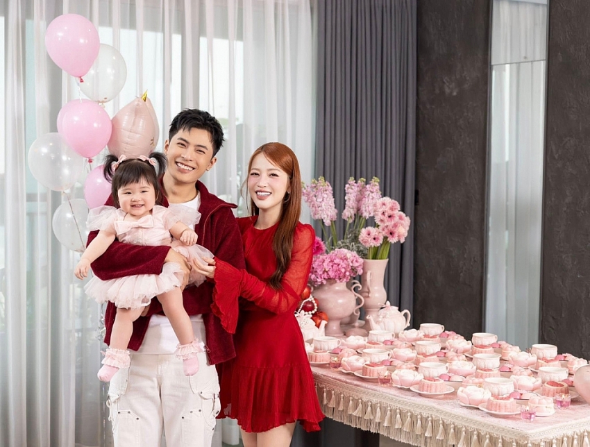 Gin Tuấn Kiệt - Puka công khai ảnh cận mặt con gái đầu lòng Gin Tuấn Kiệt - Puka công khai ảnh cận mặt con gái đầu lòng