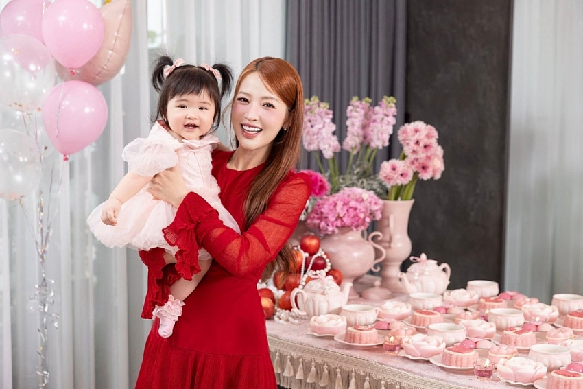 Gin Tuấn Kiệt - Puka công khai ảnh cận mặt con gái đầu lòng Gin Tuấn Kiệt - Puka công khai ảnh cận mặt con gái đầu lòng