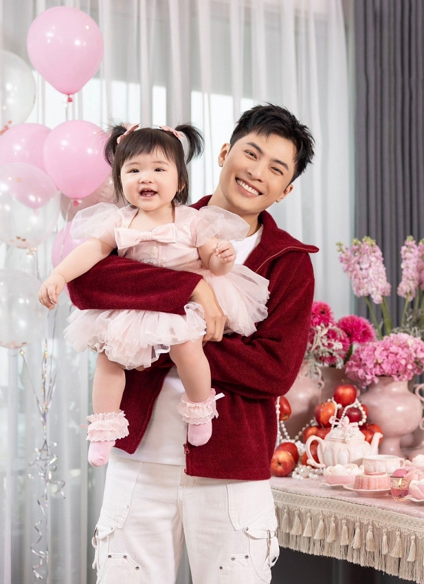 Gin Tuấn Kiệt - Puka công khai ảnh cận mặt con gái đầu lòng Gin Tuấn Kiệt - Puka công khai ảnh cận mặt con gái đầu lòng