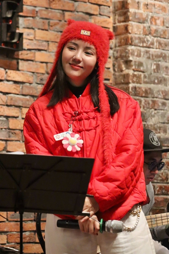 Ca sĩ Phương Linh xinh đẹp, trẻ trung ở tuổi 41