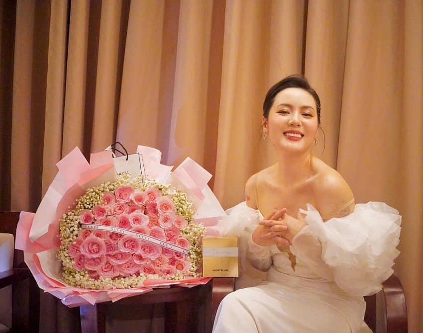 Ca sĩ Phương Linh xinh đẹp, trẻ trung ở tuổi 41