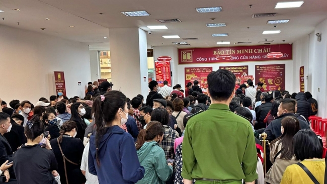 Tiệm vàng ồ ạt "xả hàng", cho mua thoải mái khi giá chênh tới gần 30 triệu/lượng