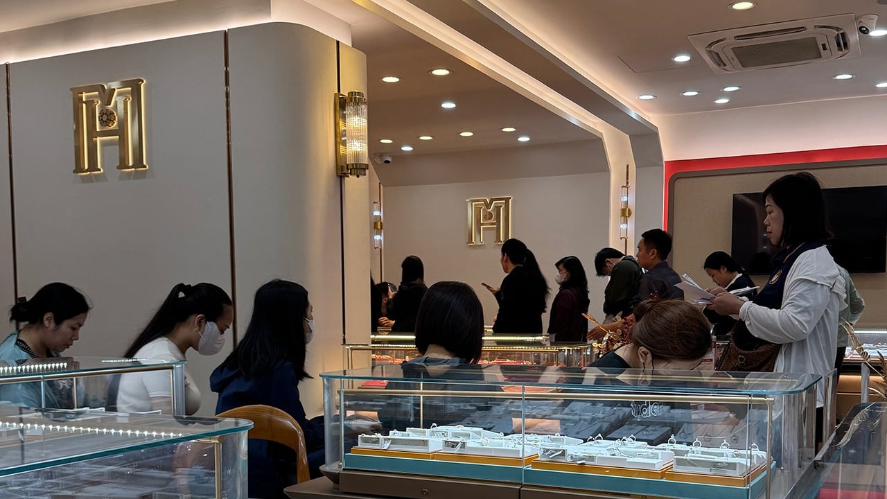 Tiệm vàng ồ ạt "xả hàng", cho mua thoải mái khi giá chênh tới gần 30 triệu/lượng