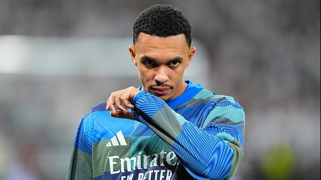 Trent Alexander-Arnold nhận “cú đúp” tin xấu