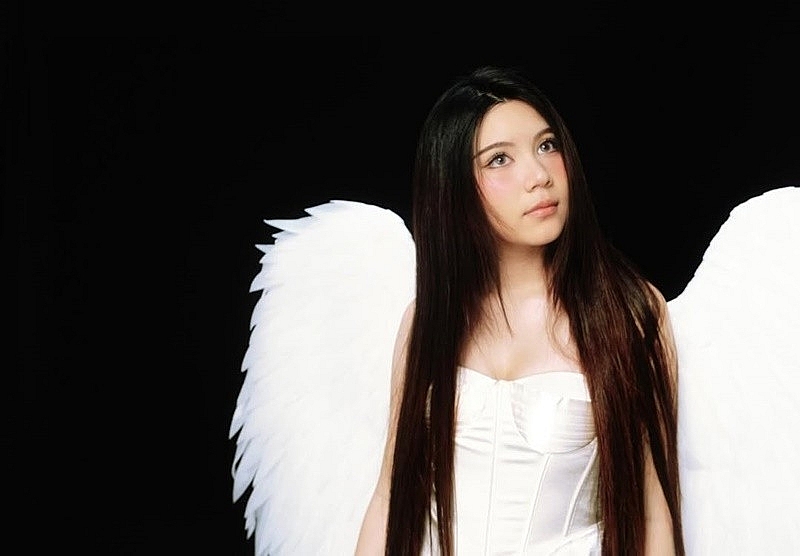 Con gái út Quyền Linh gây chú ý với vẻ ngoài quyến rũ ở tuổi 18