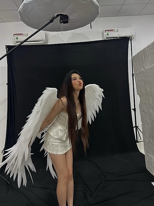 Con gái út Quyền Linh gây chú ý với vẻ ngoài quyến rũ ở tuổi 18