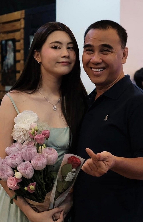 Con gái út Quyền Linh gây chú ý với vẻ ngoài quyến rũ ở tuổi 18