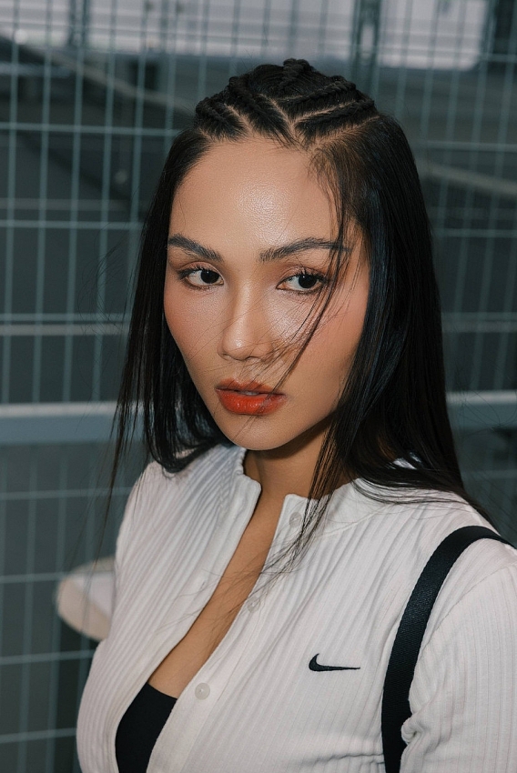 H'Hen Niê khoe vóc dáng đẹp 'miễn chê' trên sân tennis