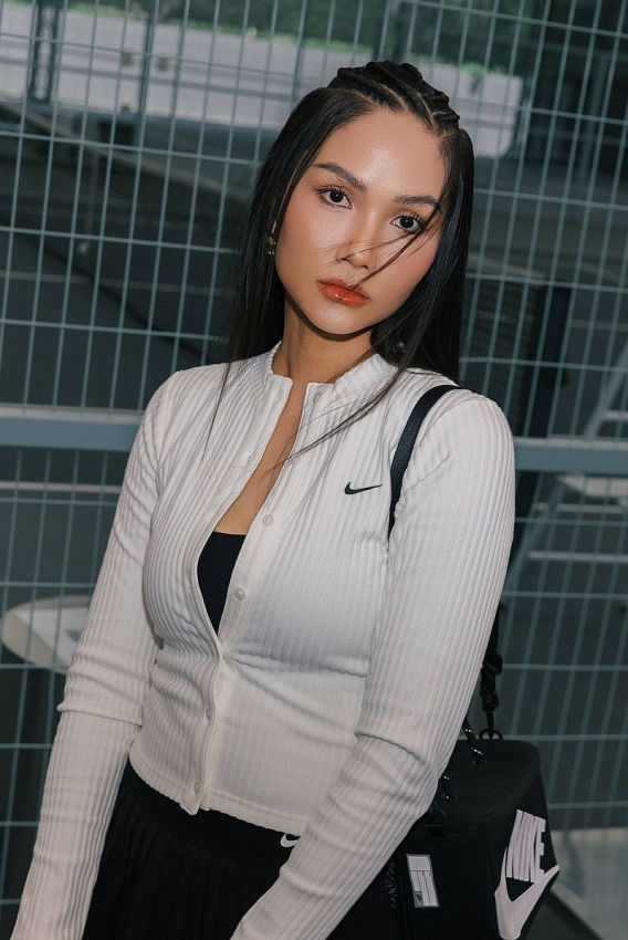 H'Hen Niê khoe vóc dáng đẹp 'miễn chê' trên sân tennis