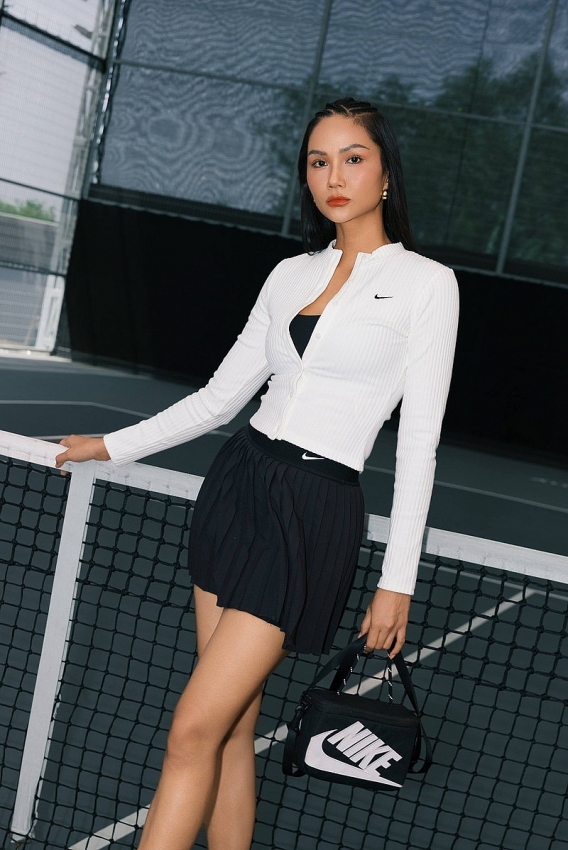 H'Hen Niê khoe vóc dáng đẹp 'miễn chê' trên sân tennis