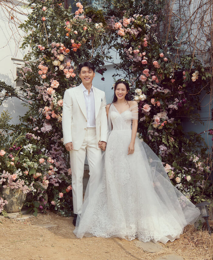 Sao Việt 'xúng xính váy áo' dự hôn lễ Son Ye Jin và Hyun Bin