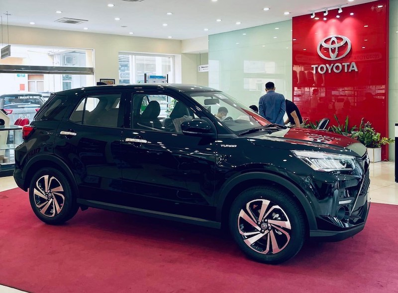 Toyota bất ngờ tăng giá mạnh, nhiều khách tuyên bố bỏ cọc, "quay xe"