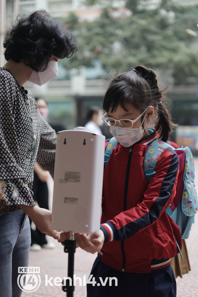 ẢNH: gần 1 triệu học sinh lớp 1-6 ở Hà Nội đi học: Nhiều em mất ngủ vì vui quá, hơn 11 tháng mới gặp mặt thầy cô - bạn bè! ẢNH: gần 1 triệu học sinh lớp 1-6 ở Hà Nội đi học: Nhiều em mất ngủ vì vui quá, hơn 11 tháng mới gặp mặt thầy cô - bạn bè!