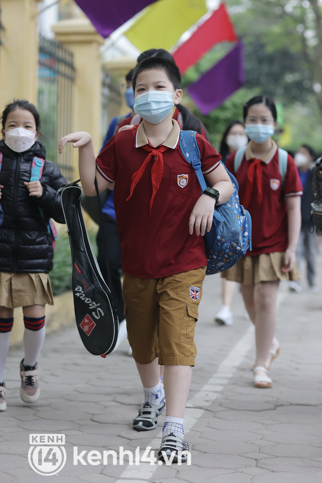 ẢNH: gần 1 triệu học sinh lớp 1-6 ở Hà Nội đi học: Nhiều em mất ngủ vì vui quá, hơn 11 tháng mới gặp mặt thầy cô - bạn bè! ẢNH: gần 1 triệu học sinh lớp 1-6 ở Hà Nội đi học: Nhiều em mất ngủ vì vui quá, hơn 11 tháng mới gặp mặt thầy cô - bạn bè!
