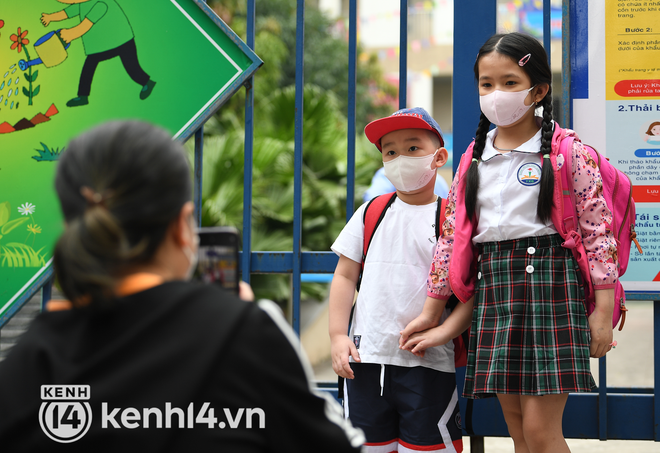 ẢNH: gần 1 triệu học sinh lớp 1-6 ở Hà Nội đi học: Nhiều em mất ngủ vì vui quá, hơn 11 tháng mới gặp mặt thầy cô - bạn bè! ẢNH: gần 1 triệu học sinh lớp 1-6 ở Hà Nội đi học: Nhiều em mất ngủ vì vui quá, hơn 11 tháng mới gặp mặt thầy cô - bạn bè!