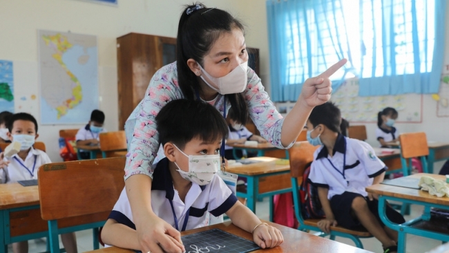Ngày đầu học sinh lớp 1/6 quay lại học trực tiếp: Bố đưa con nhầm trường, trò không nhận ra cô