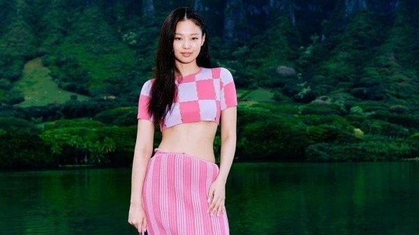 Đã tìm ra chiếc áo 'hot' nhất hè 2022: Jennie mặc đi show 'chất chơi', Tóc Tiên, Khánh Linh mặc đi bơi cũng đẹp hết ý