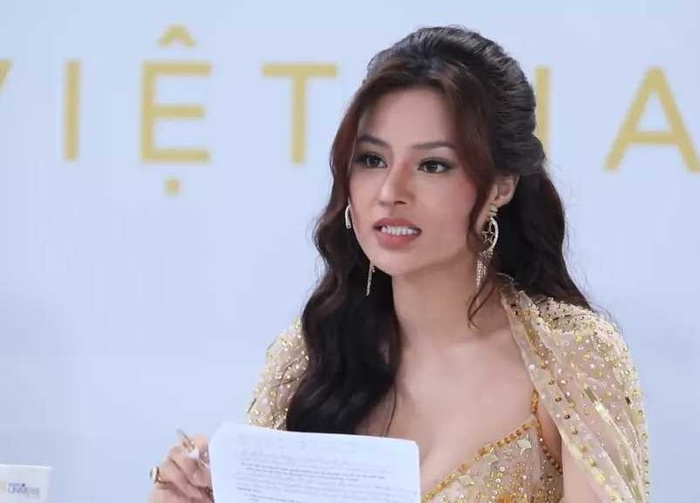 Hà Anh và Vũ Thu Phương 'lời qua tiếng lại' ngay trên ghế giám khảo chương trình Tôi là Hoa hậu Hoàn vũ Việt Nam 2022