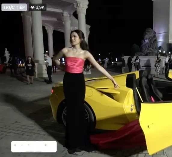 Hoa hậu Đỗ Thị Hà gặp sự cố trang phục ngay trên sóng livestream, chính chủ cũng phải 'tẽn tò' chữa thẹn