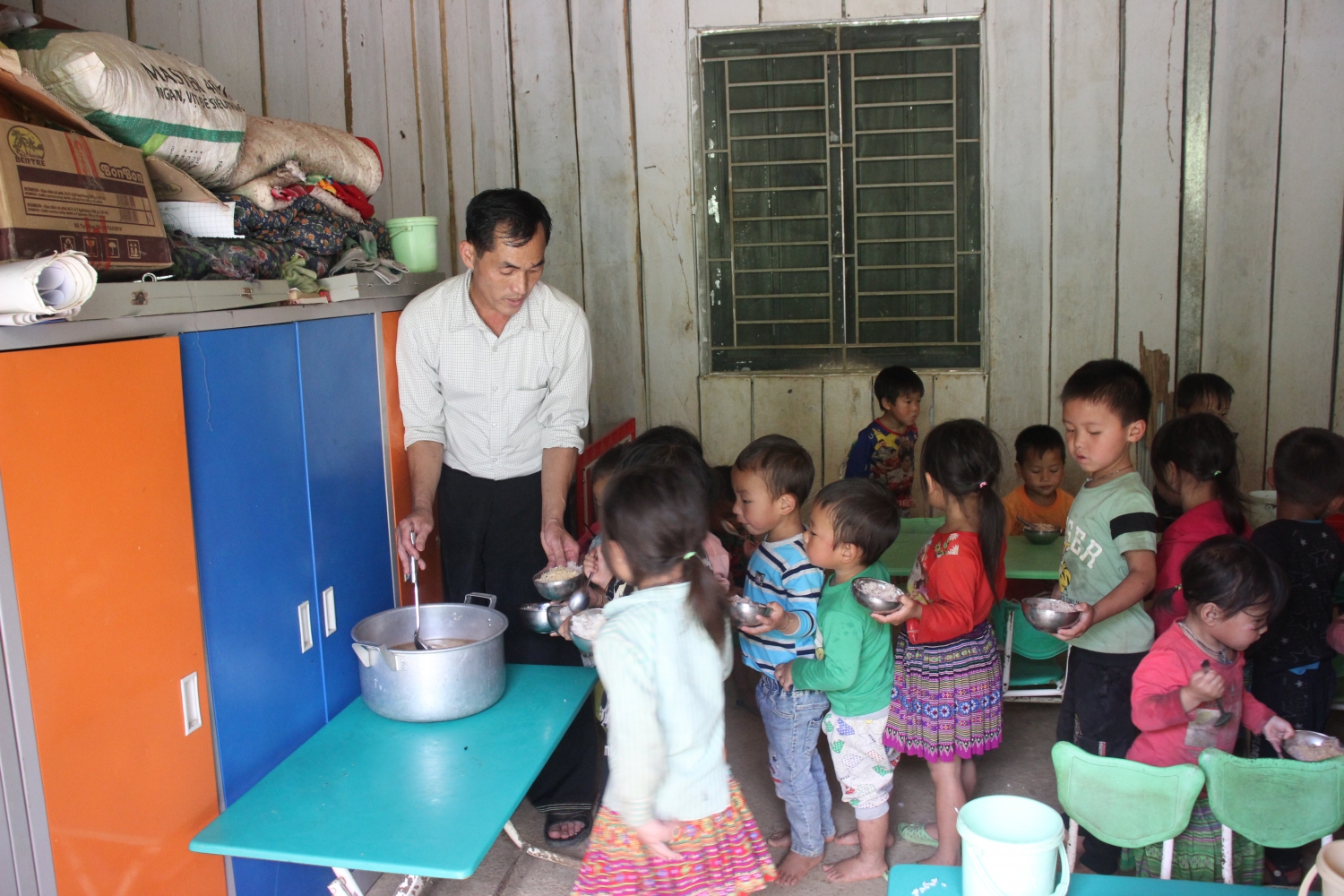 Những người thầy “gà trống” nuôi trẻ ở Mầm non Háng Gàng