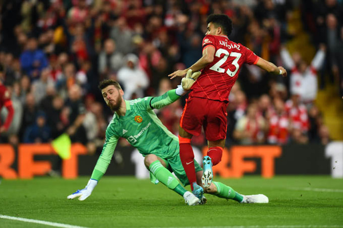 CĐV Liverpool có hành động đẹp với Ronaldo trong trận thua lịch sử của MU
