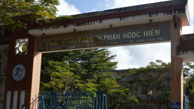 Cà Mau: Hiệu phó trường chuyên bắt học sinh ăn thức ăn đã quăng vào thùng rác