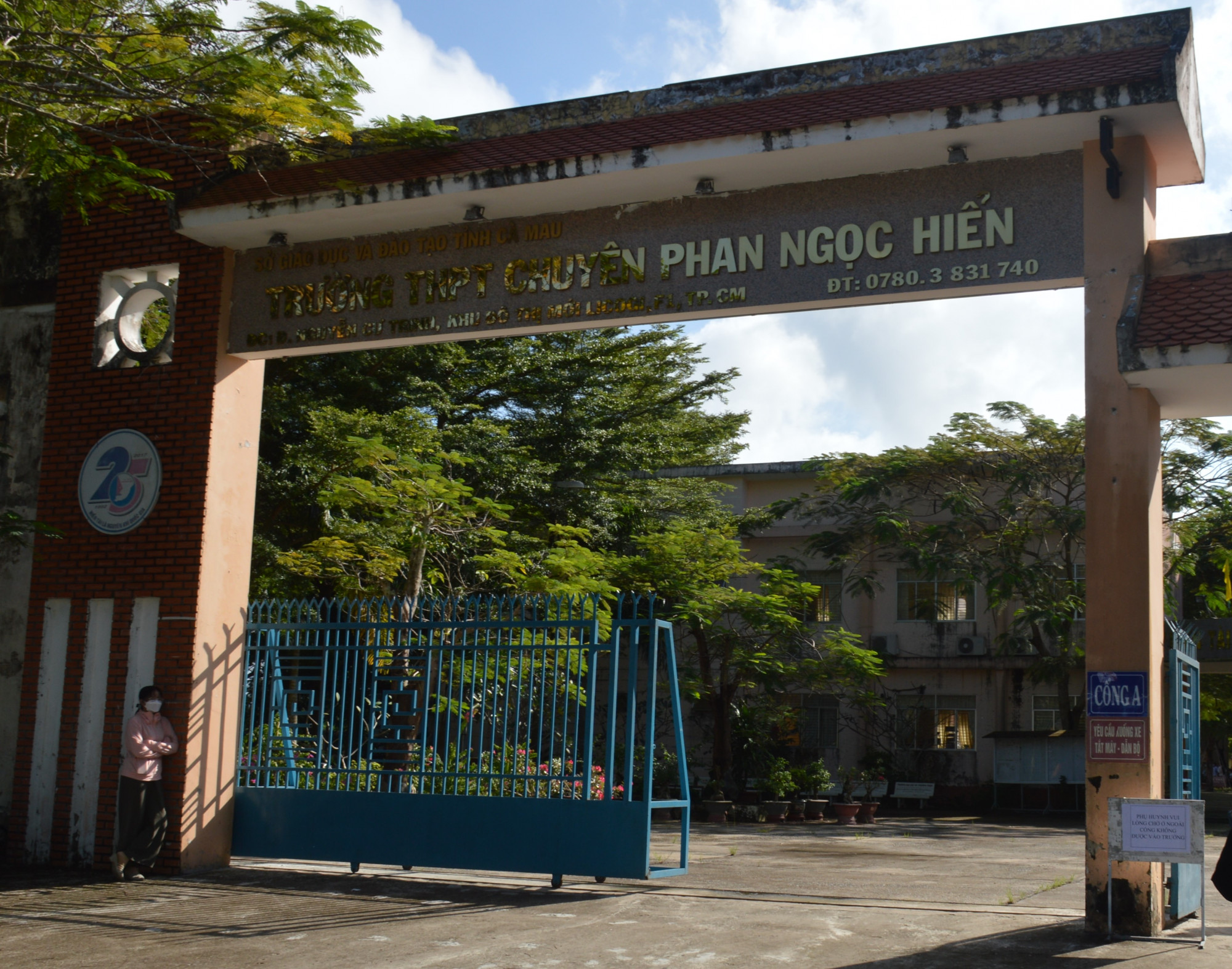 Cà Mau: Hiệu phó trường chuyên bắt học sinh ăn thức ăn đã quăng vào thùng rác