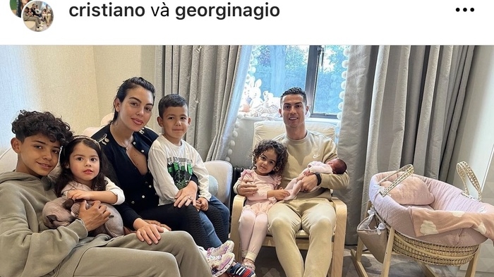 Ronaldo và Georgina đón con gái về nhà
