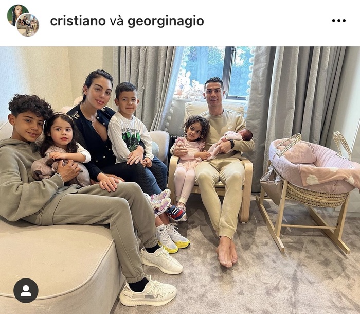 Ronaldo và Georgina đón con gái về nhà