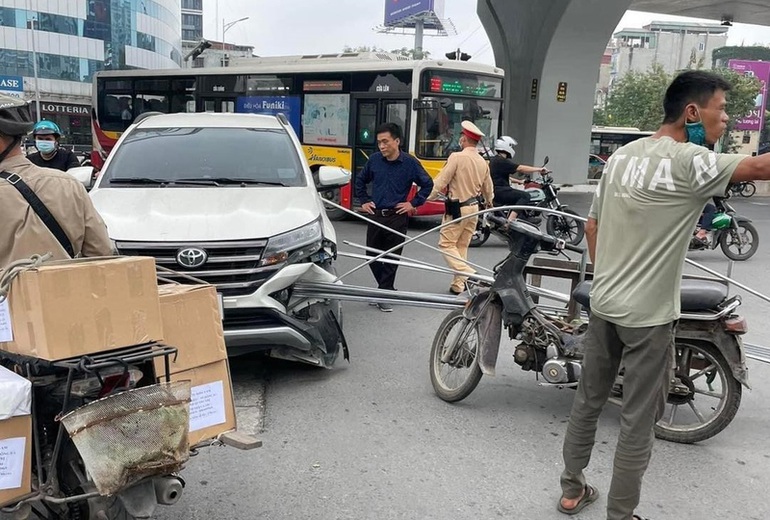 Bó sắt "xuyên thủng" 2 ô tô ở Hà Nội