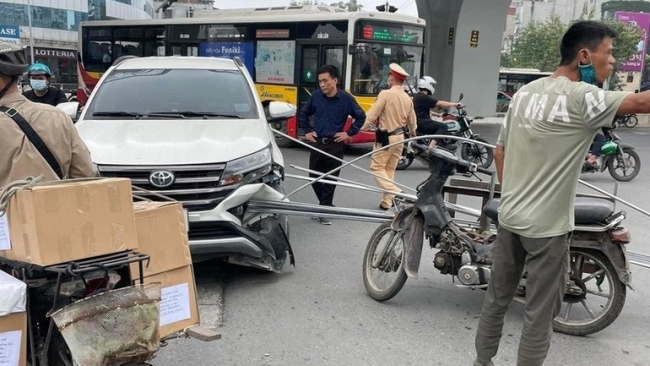 Bó sắt "xuyên thủng" 2 ô tô ở Hà Nội